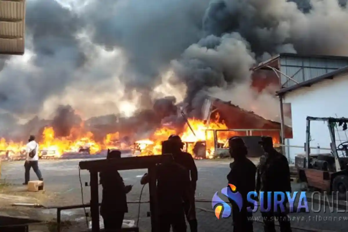 BREAKING NEWS - Pabrik di Buduran Sidoarjo Terbakar, Enam Mobil PMK Dikerahkan