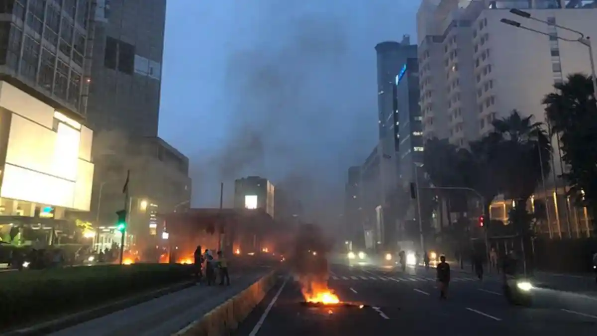 Halte Transjakarta Dibakar Massa, Ricuh Pasca Pengesahan UU Cipta Kerja di Jakarta
