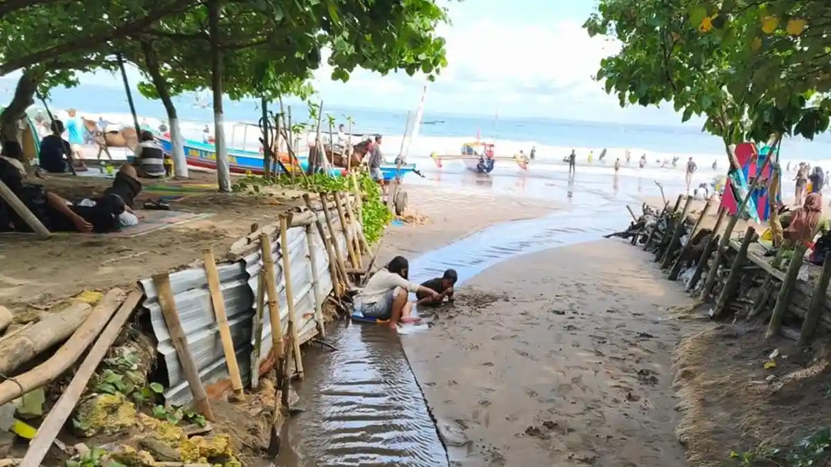 Pemda Pengandaran Memalukan, Limbah Berbau Mengalir Begitu Saja ke Laut Hingga Direnangi Wisatawan
