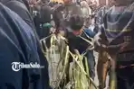 BEREBUT-JANUR-Potret-warga-tengah-berebut-janur-di-Keraton-Solo-setelah-Kirab-Malam-1-Suro.jpg