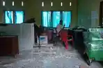 Tampak-dalam-ruang-kantor-Lurah-Bello-usai-robohnya-plafon-akibat-hujan-deras.jpg