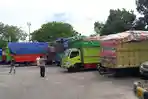 puluhan-truk-tertahan-di-pelabuhan-ferry.jpg