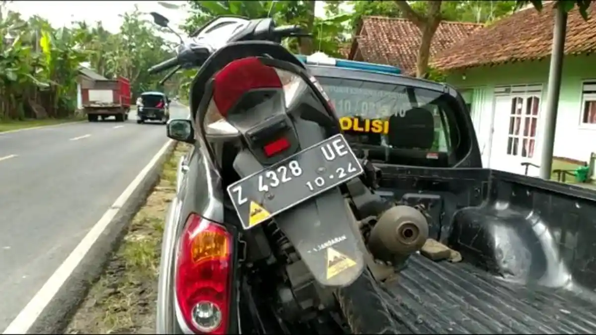 KECELAKAAN Maut di Pangandaran: Diduga Mengantuk, Pemotor Sempat Oleng Lalu Terbang dan Hantam Pohon