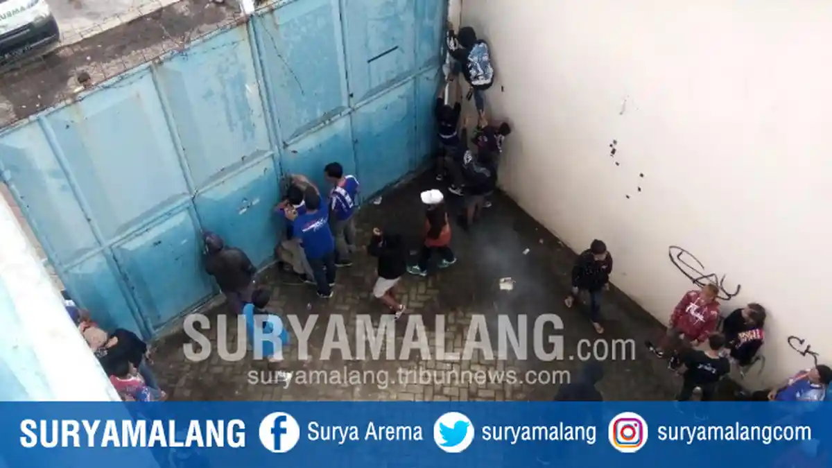 Video Ricuh Aremania Memanjat Pintu Stadion Kanjuruhan, Nyalakan Flare Hingga Lemparan Botol