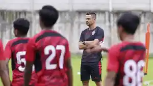 Carlos-Pena-pimpin-latihan-Persija-29-Juni-2024.jpg