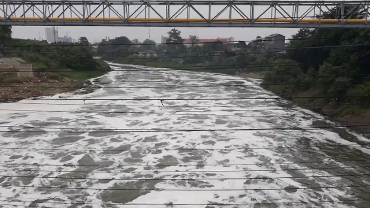 Buih yang Mengalir di Kali Bekasi Diduga Limbah Kiriman dari Hulu
