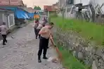Polisi-di-Sikka-pungut-sampah.jpg