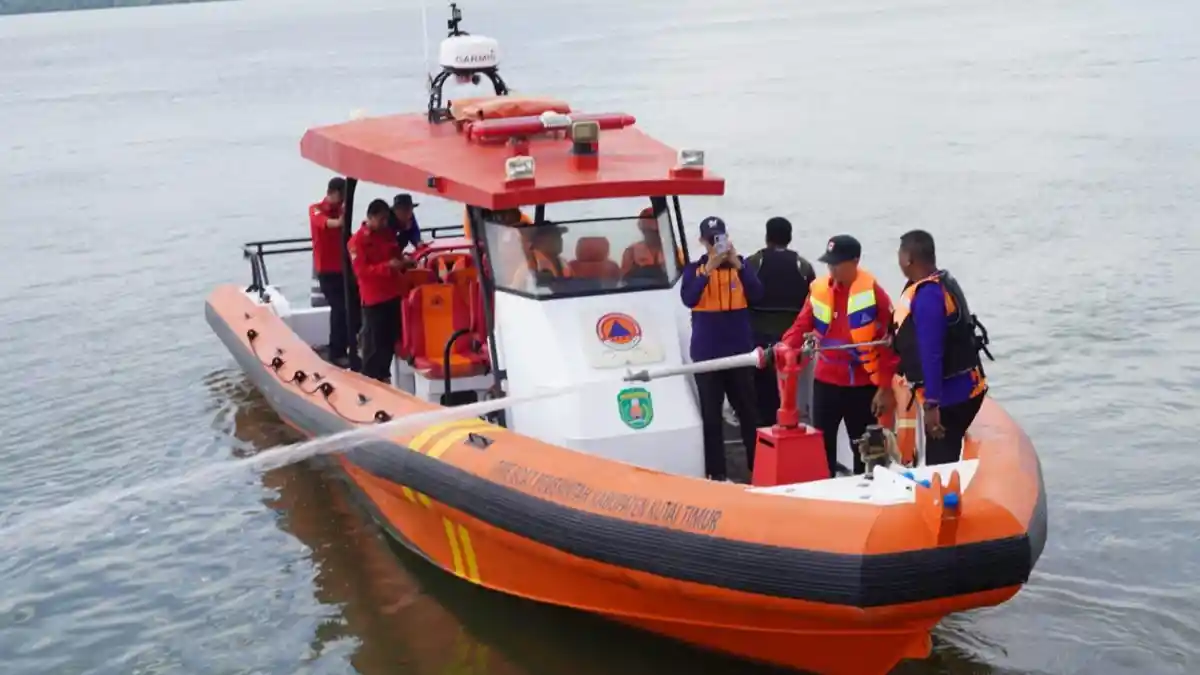 BPBD Kutai Timur Siagakan Kapal Pemadam Canggih untuk Proteksi Kawasan Pesisir - Tribunkaltim.co
