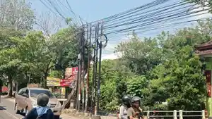 KABEL-PROVIDER-Tiang-dan-kabel-provider-yang-berada-di-sekitar-jalan-Dusun-Ndayu.jpg