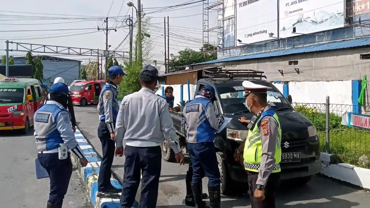 Polisi dan Dishub Periksa Kelayakan Kendaraan Angkutan Umum dan Barang di Terminal Willem Iskandar