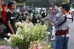 pedagang-bunga-potong-musiman-lebaran_20190608_071835.jpg