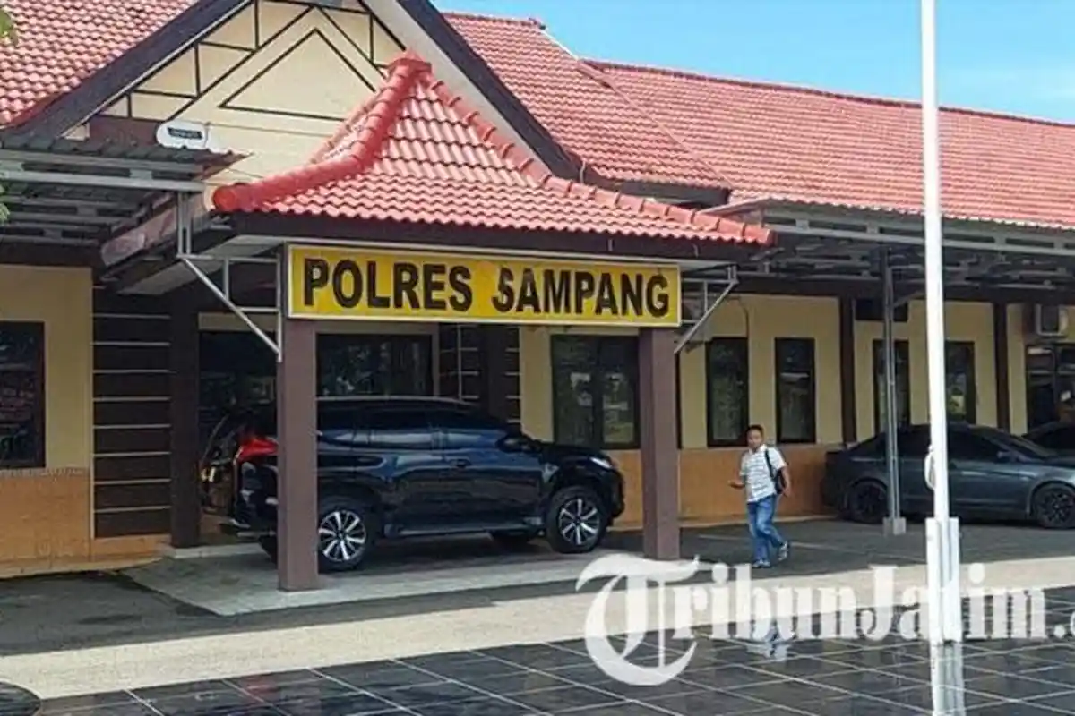 Adik Rebahan Main Handphone di Kamar, Kakak di Madura Langsung Tusuk sang Adik, Keponakan Teriak