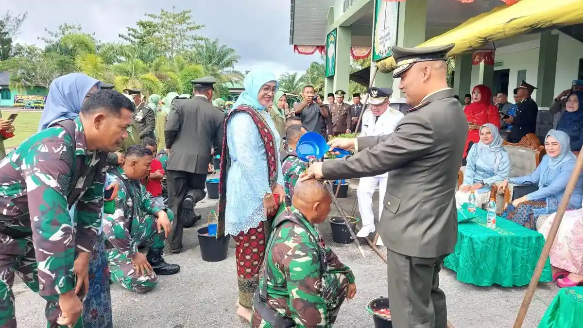 HUT Ke-79 TNI, Forkopimda Aceh Singkil Kompak Mandikan Prajurit dengan Air Bunga 