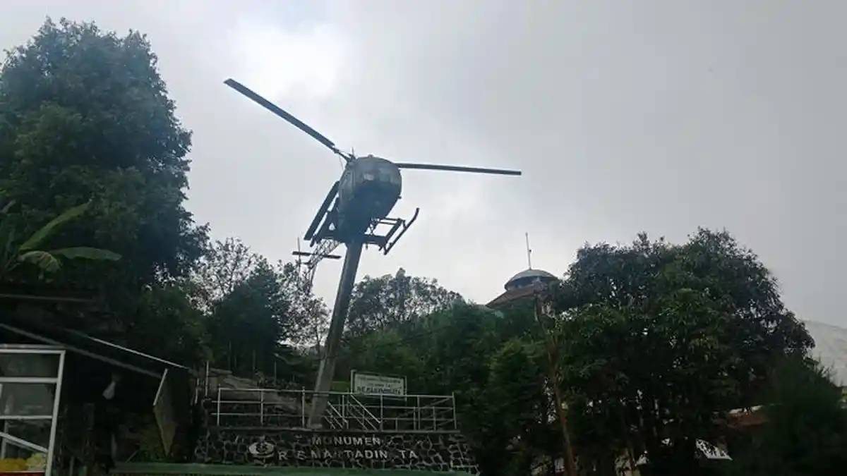 Punya Nilai Historis, Ini Sejarah Tugu Helikopter yang Ada di Dekat Masjid Atta'awun Puncak Bogor