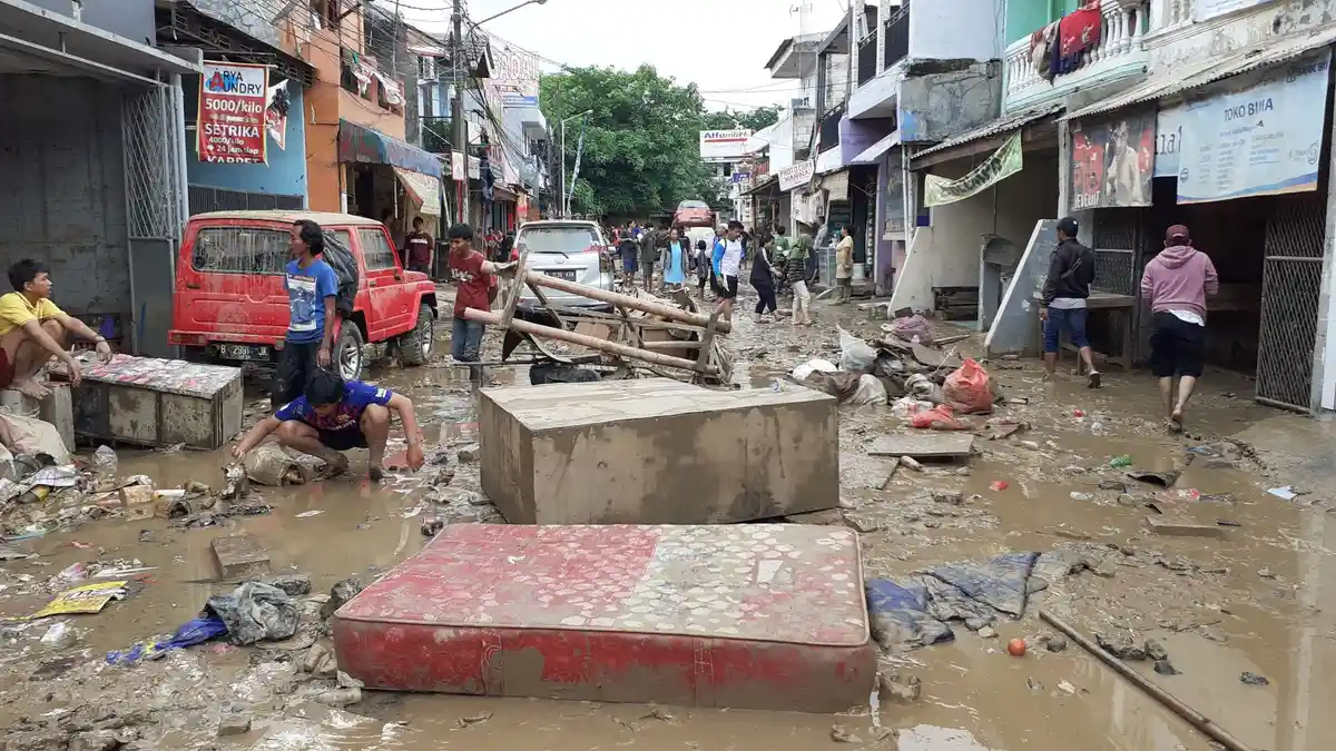 VIDEO: Banjir Surut, Warga Perum Pondok Gede Permai Mulai Bersih-bersih