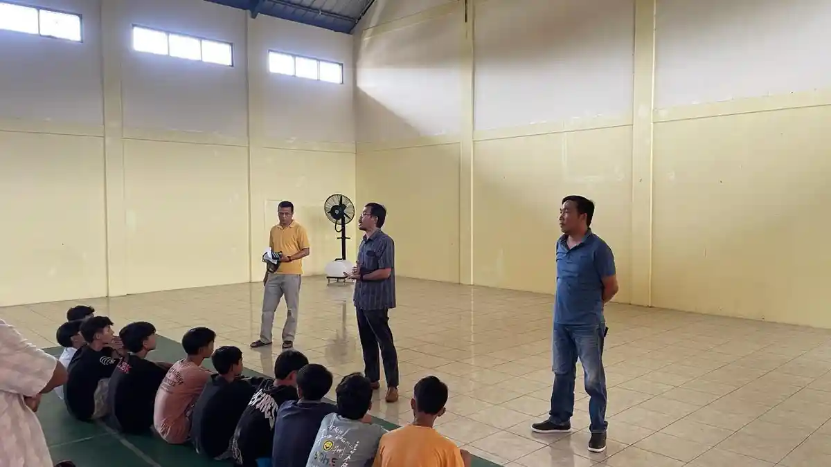 Video Viral Belasan Pemuda Perang Sarung di Kuningan Jelang Sahur, Polisi Ungkap Begini