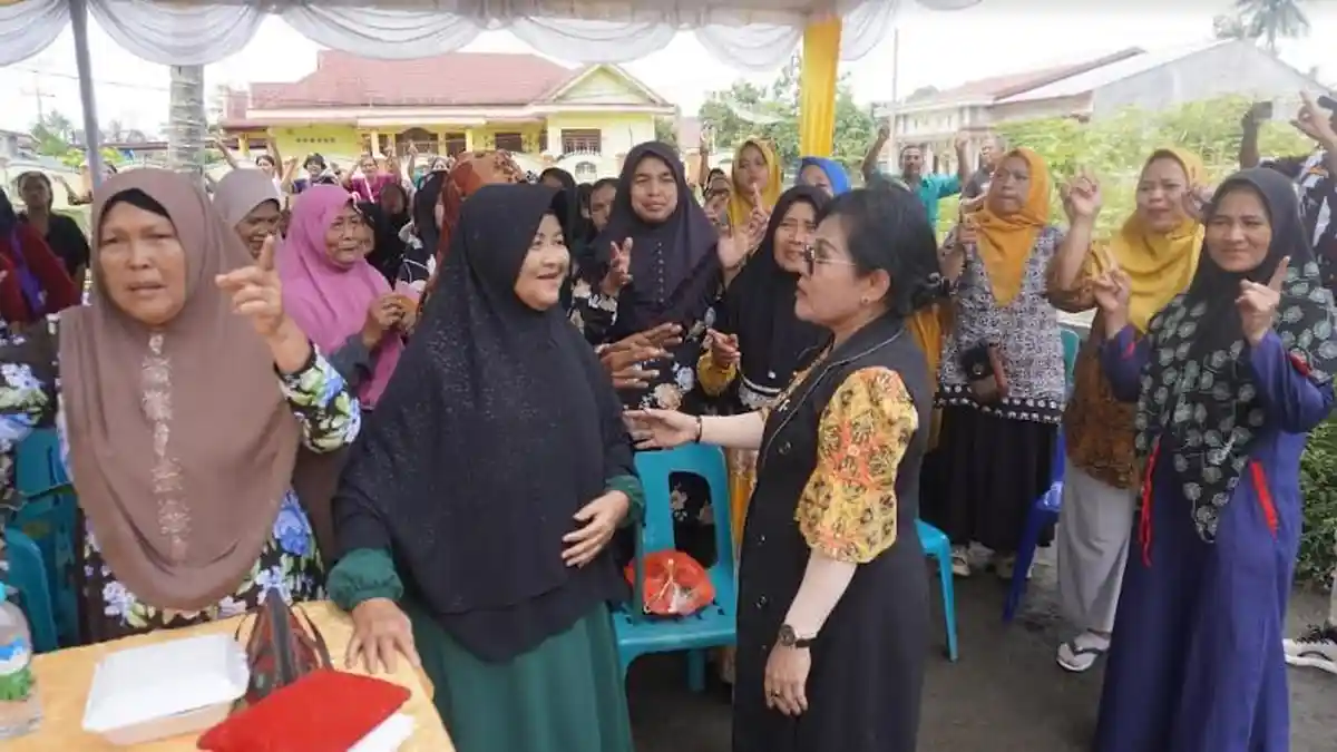 Haru, Istri Radiapoh Hasiholan Sinaga Ditemui Warga yang Pernah Diajak Umrah