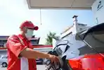 Ilustrasi-petugas-SPBU-isi-BBM-Foto-Pertamina-Patra-Niaga-Regional-Sulawesi.jpg