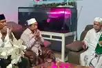 Pasangan-Fauzi-Imam-silaturrahmi-ke-Pengasuh-Ponpes-Sidogiri-Pasuruan-KH-Ahmad-Fuad-Nurhasan.jpg