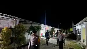 Personel-Polres-Mamuju-Tengah-patroli-keliling-jalan-kaki-cek-rumah-warga-yang-ditinggal-mudik.jpg