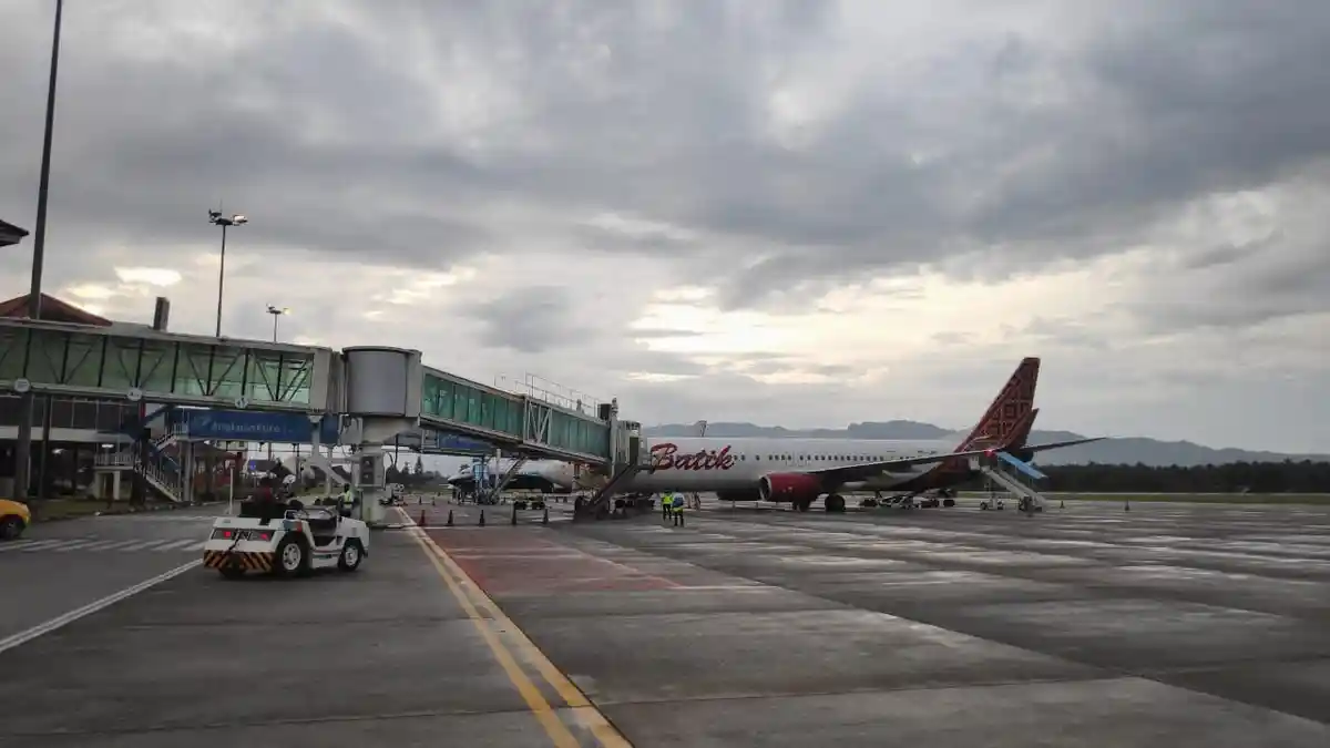 Naik Pesawat di Bandara Pattimura Boleh dengan Antigen, Empy; Untung Sudah Vaksin Tahap II