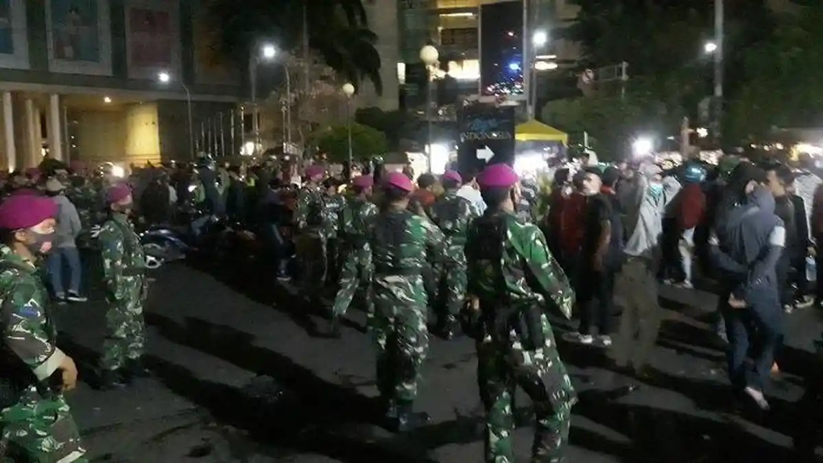 Anggota TNI Dikerahkan Malam Hari, Massa Pendemo Membubarkan Diri, Ada yang Cium Tangan Pula
