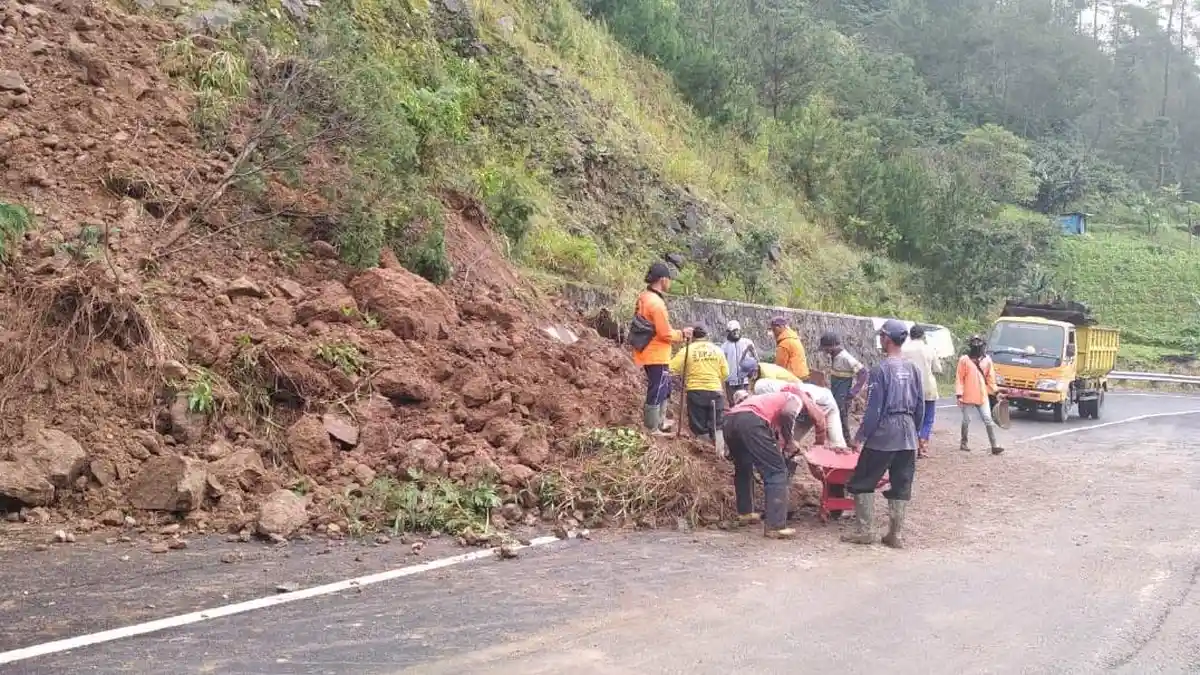 Longsor Tutupi Separuh Jalan Tembus Tawangmangu, Sekarang 70 Persen Bisa Dilalui
