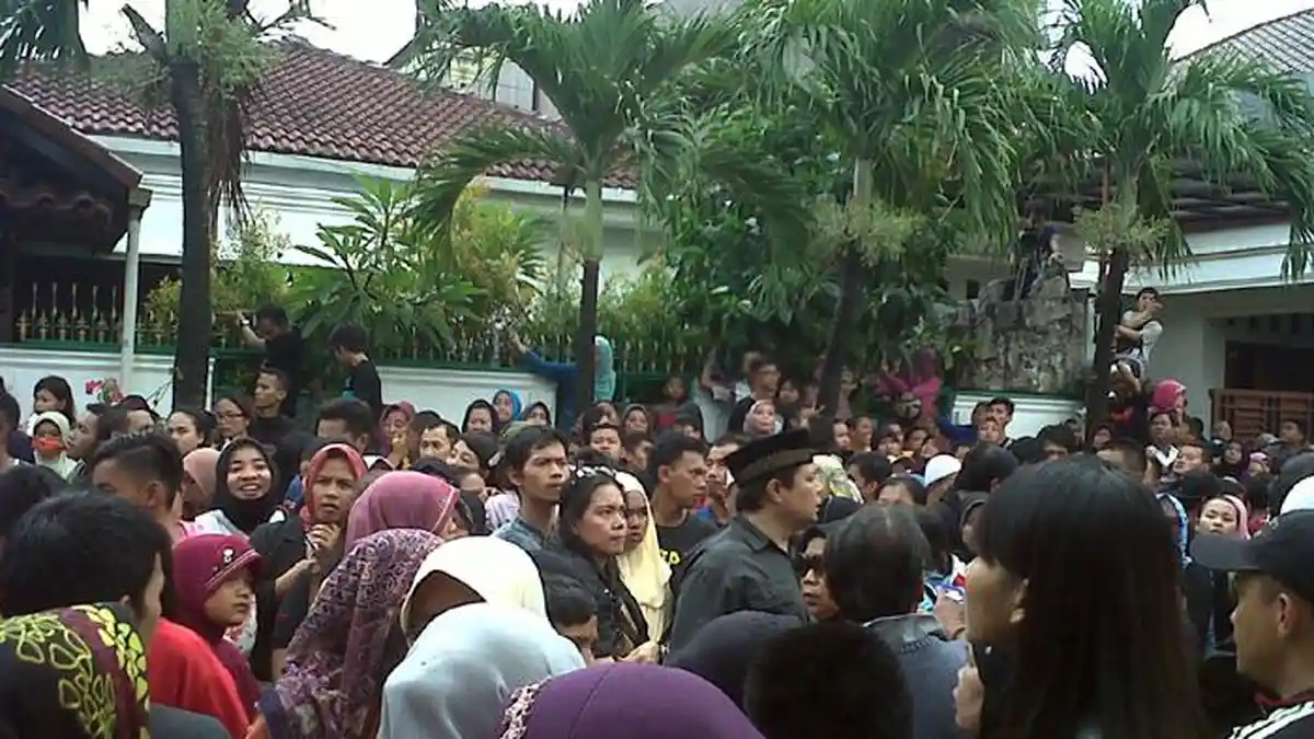Kumandang Shalawat Saat Jenazah Olga Syahputra Dimandikan