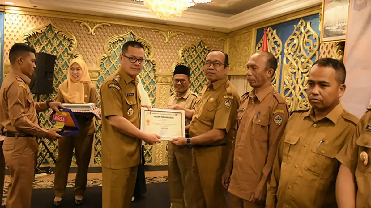 Pj Bupati Romi Serahkan Penghargaan Program GISA ke 15 Desa di KKU