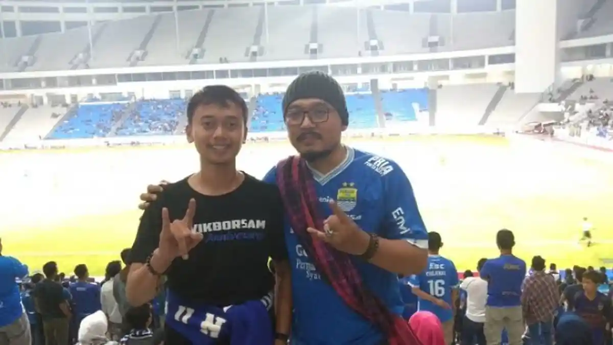 Persib vs Borneo FC - Makna Kostum Pocong hingga Kenakan Sarung Atribut Bobotoh