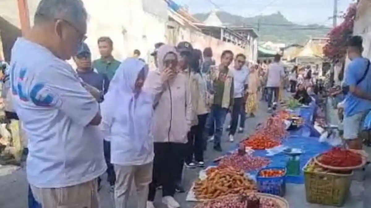 Blusukan ke Pasar Simpong Banggai, Ahmad Ali Heran Stok Cabai dari Luar Daerah