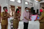 bupati-ror-serahkan-bantuan-kebakaran.jpg