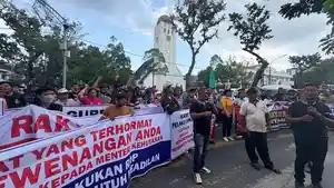 Massa-di-Medan-Minta-Cabut-Larangan-Izin-atas-PT-TPL_.jpg
