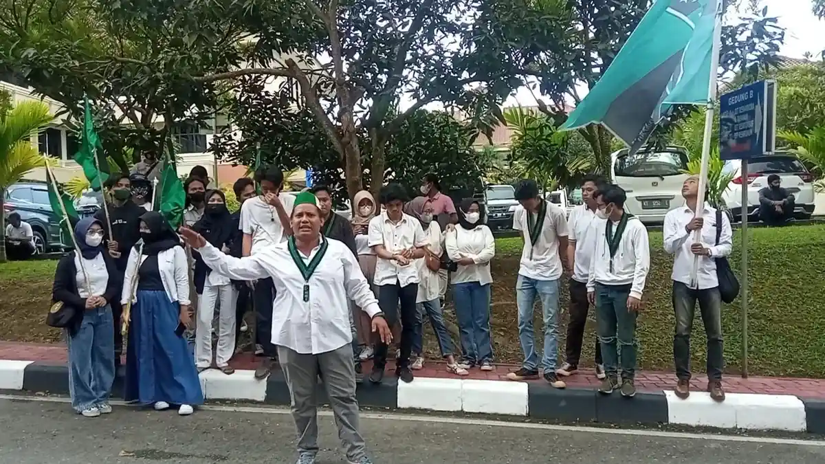 Gabungan Massa LMP-HMI Datangi Mapolda Kaltim, Laporkan Ujaran Kebencian Edy Mulyadi