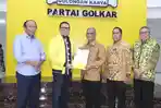 Wakil-Ketua-Umum-DPP-Golkar-Ahmad-Doli-Kurnia-menyerahkan-rekomendasi122222.jpg