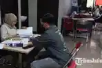 Suasana-saat-calon-pengawas-kelurahan-desa-mendaftar-di-Bawaslu-Tulungagung.jpg