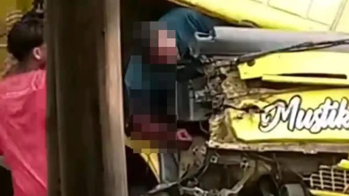 Adu Banteng Dua Truk di Jambean Kras Kediri, Sopir Selamat Meski Terjepit Kabin 