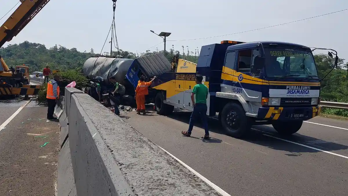 Pecah Ban, Truk Pengangkut Bahan Kimia Terguling di Tol Purbaleunyi Arah ke Bandung