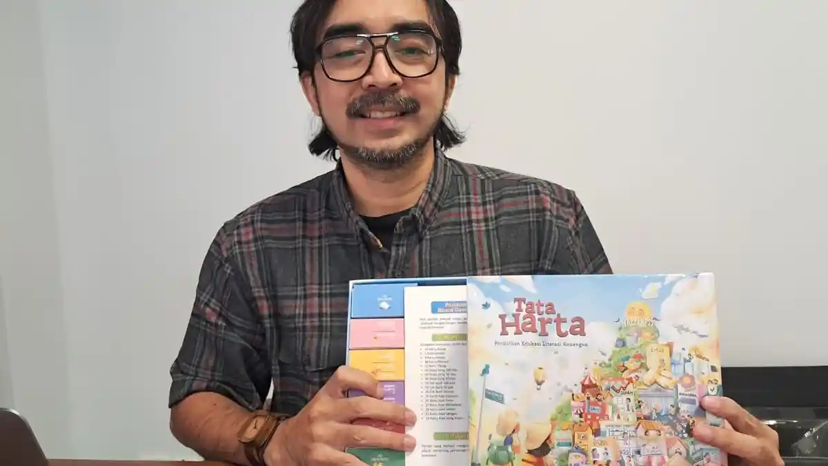 Mudahkan Pelajar, Doktor ITS Buat Permainan Edukasi Literasi Keuangan Bertema Tata Harta