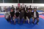 Sekdako-Lhokseumawe-A-Haris-foto-bersama-dengan-pelatih-dan-atlet-karate-Pra-PORA.jpg
