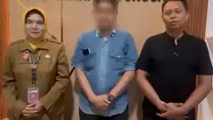 klarifikasi-ayah-korban-tengah-didampingi-kuasa-hukum-paling-kanan.jpg