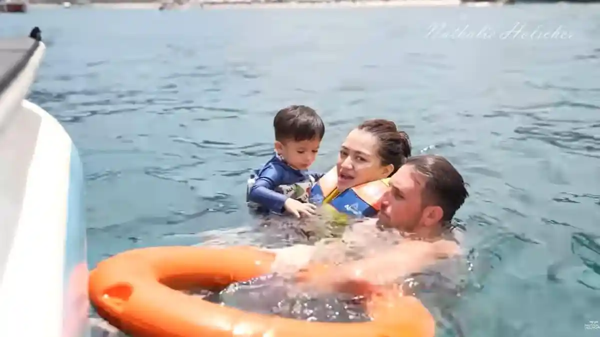 Nathalie Holscher Girang Ketemu Pari Manta saat Renang bareng Ladislao