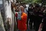 Penggeledahan Penampungan TKI Ilegal