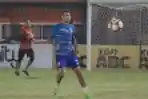 Matheus Lakukan Tendangan Bola Saat Latihan