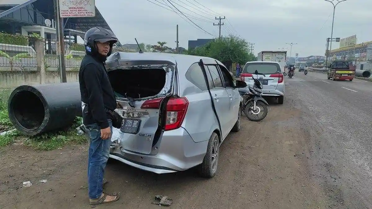 Mobil Berputar-putar Setelah Diseruduk Truk Indomaret, Pengendara Calya Alami Luka hingga Pingsan