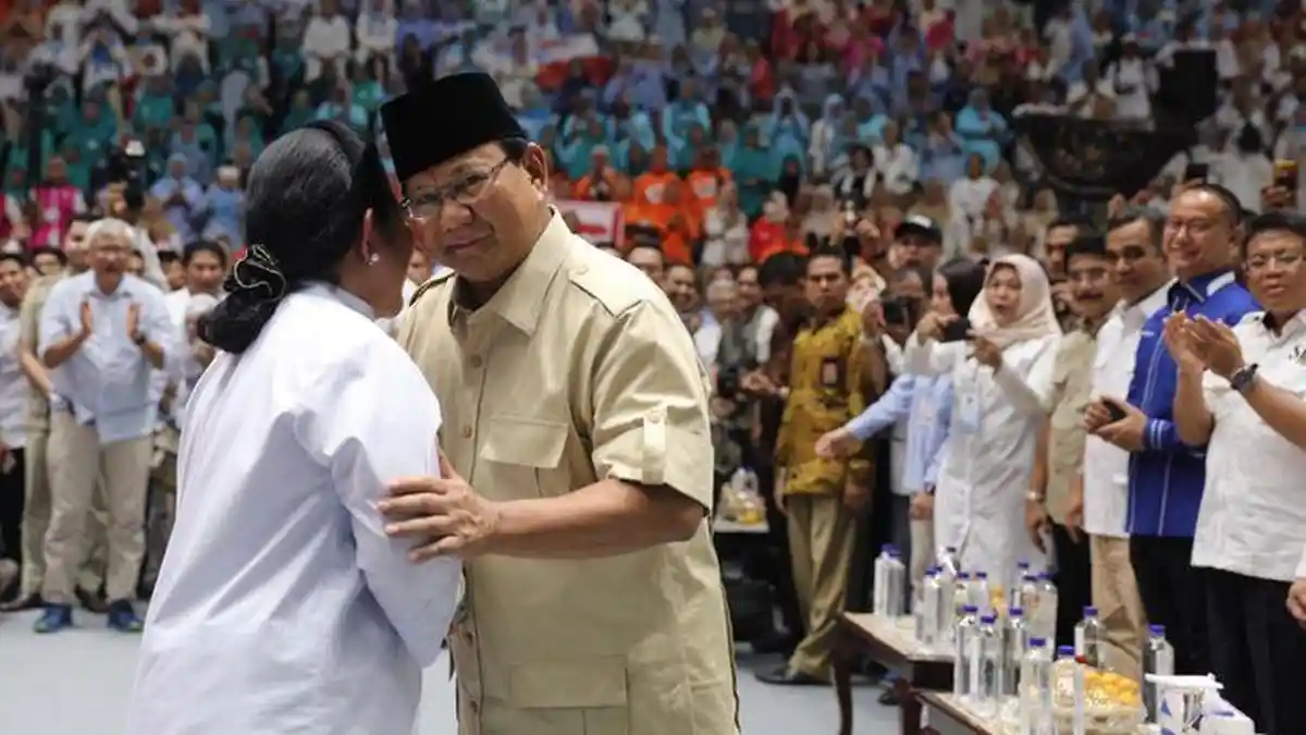 Dukung Prabowo Nyapres, Titiek Soeharto Datangi Rumah Mantan Suami Naik Alphard