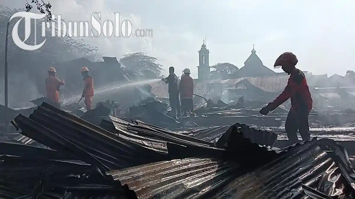 Tak Tanggung-tanggung, Damkar Solo Kerahkan 16 Mobil Demi Padamkan Api di Pasar Mebel Gilingan