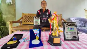 PENGHARGAAN-Ramino-ayah-kandung-Boy-Arnez-saat-memegang.jpg