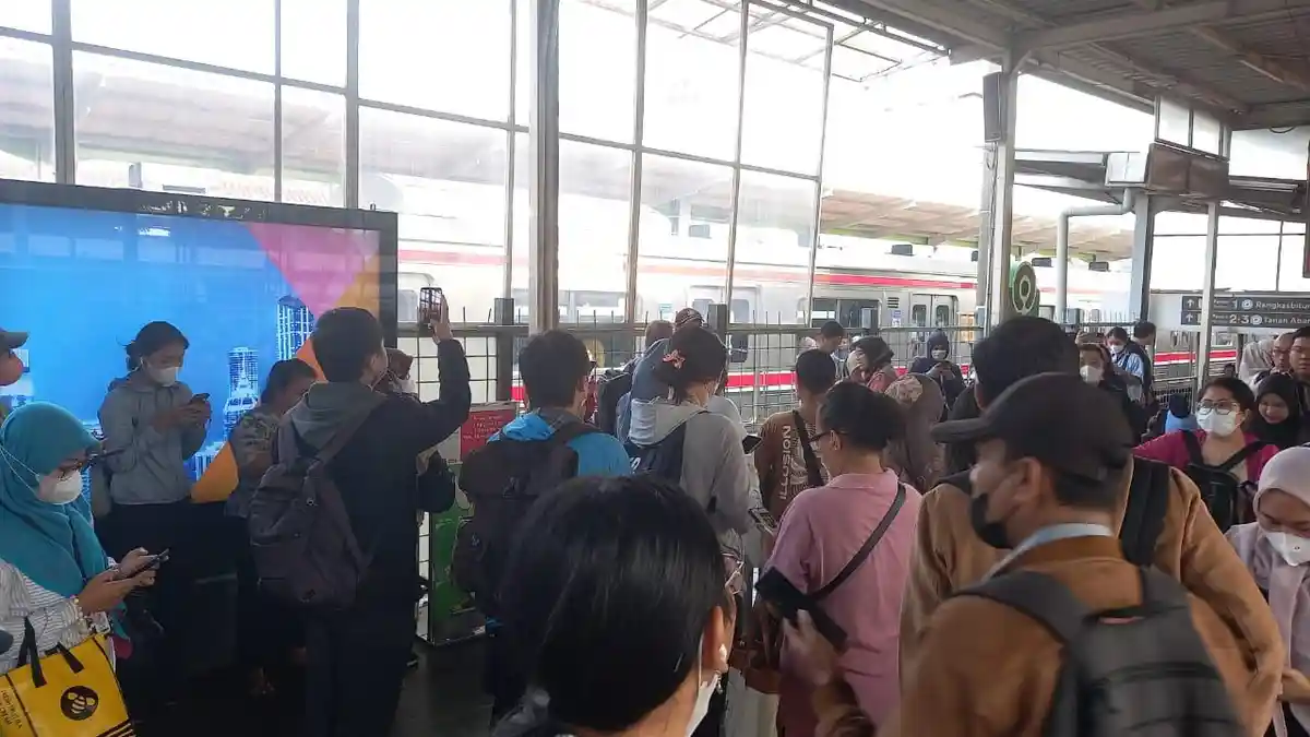 Ada Gangguan Kereta Commuter Line, Penumpang Menumpuk di Stasiun Sudimara