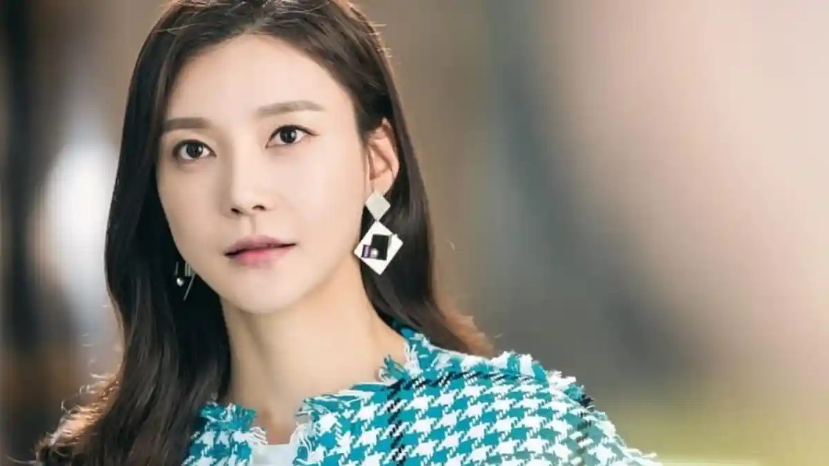 TRIBUNWIKI: Ini Profil Cha Ye Ryun, Bikin Heboh Fans karena Memar di Lengannya